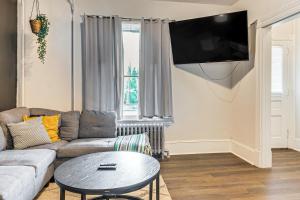 Afbeelding uit fotogalerij van 9 Mi to Shawnee Mtn! Stroudsburg Unit Near Main St in Stroudsburg