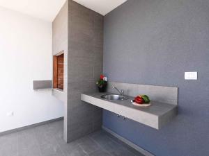 La salle de bains est pourvue d'un lavabo et d'une corbeille de fruits. dans l'établissement Apartments in Starigrad-Paklenica 41220, à Starigrad-Paklenica