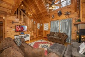 Cabaña con sala de estar con sofá y TV. en Fox Ridge by American Patriot Getaways, en McCookville