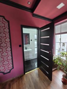 Fotografie z fotogalerie ubytování White House Apartman Miskolc, Red Room v destinaci Miskolc