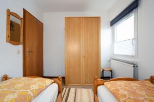 Giường trong phòng chung tại HER14a Ferienwohnung Hartig +4 ảnh