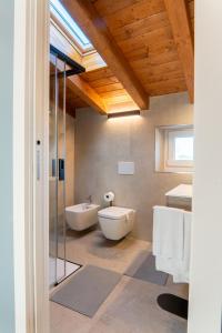 a bathroom with a tub and a toilet and a sink at Dimora del Mincio in Monzambano