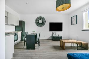 a living room with a table and a dining room at CityLodge Evreux - Spacieux 40m2 1 ch Parking WiFi - Proche Centre & Gare in Évreux