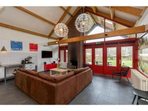 Μια τηλεόραση ή/και κέντρο ψυχαγωγίας στο Holiday Home Zoutelande near the Beach