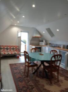 a dining room with a table and chairs in a kitchen at Appartement 3 pièces in Cloyes-sur-le-Loir