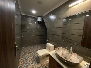Bilik mandi di Chansal Sky Ashirwad - Noida +26 gambar