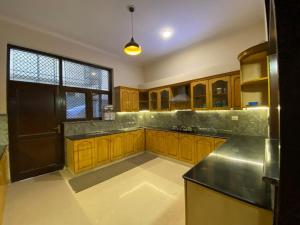 Dapur atau dapur kecil di Chansal Sky Ashirwad - Noida