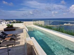 a swimming pool on the roof of a house at Beautiful Studio Puerto Morelos in Puerto Morelos