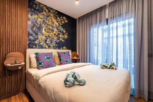 a bedroom with two beds with shoes on them at Résidence Cerezo - Palmier in Maarif