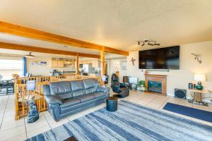 Et tv og/eller underholdning på Group Friendly! Rockaway Beach Oasis with Game Room