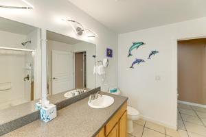 Et badeværelse på Group Friendly! Rockaway Beach Oasis with Game Room + 32 billeder