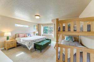 En eller flere senge i et værelse på Group Friendly! Rockaway Beach Oasis with Game Room