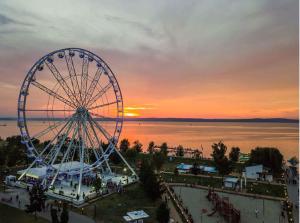 ein Riesenrad auf einem Karneval bei Sonnenuntergang in der Unterkunft Apartments in Siofok - Balaton 43965 in Siófok