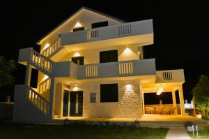 蒂瓦特Villa Jovanovic的享有带灯的房屋的夜景