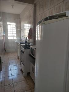 a kitchen with a stove and a refrigerator at Apartamento bem localizado para até 4 hóspedes in Brasilia