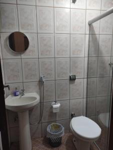 a bathroom with a sink and a toilet at Apartamento bem localizado para até 4 hóspedes in Brasilia