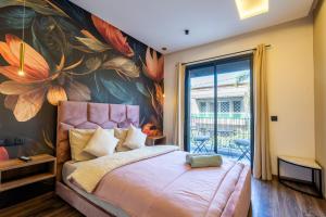 a bedroom with a large flower mural on the wall at Résidence Cerezo - Palmier in Maarif