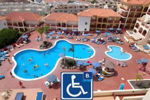 een bovenaanzicht van een zwembad in een resort bij Dinastia1RbHa in Los Cristianos