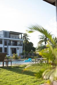 - Vistas al edificio y a la piscina en Victory Homes, en Dar es Salaam