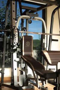 un gimnasio con 2 sillas frente a una ventana en Victory Homes, en Dar es Salaam