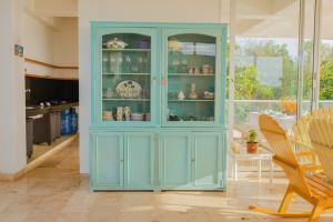 Arroyo de PiedraCabaña Cerca de Cartagena的蓝色的橱柜,里面装有餐具