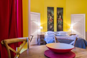 Pokój z dwoma łóżkami i miską na stole w obiekcie Appartement Le Buffon w mieście Dijon