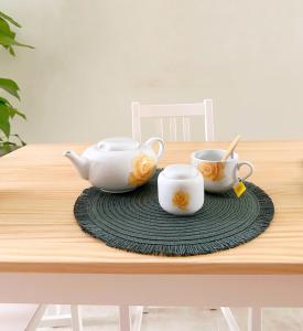 - une table avec 2 théières et des tasses dans l'établissement Val Lì, à Palagiano