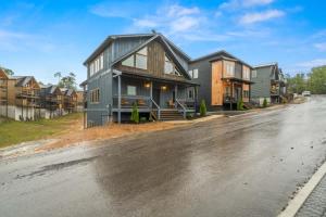 una casa al lado de una carretera en Cant Bear to Leave - Smoky Mtn Getaway, en Pigeon Forge