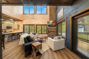 Una sala de estar con un sofá y una cocina. en Cant Bear to Leave - Smoky Mtn Getaway, en Pigeon Forge