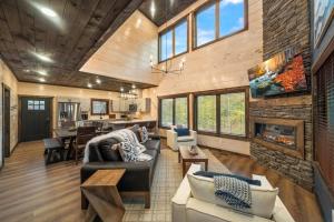 Una sala de estar con un sofá y una chimenea. en Cant Bear to Leave - Smoky Mtn Getaway, en Pigeon Forge 22 fotos más