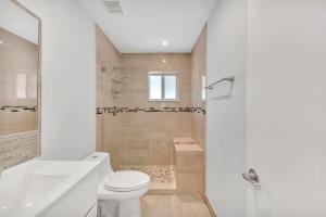 Ένα μπάνιο στο SuperVilla - 3BR/2BA - Pool - Walk to beach +57 φωτογραφίες