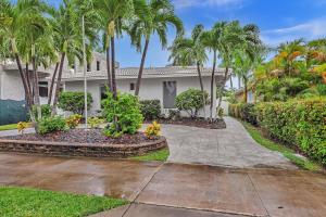 Una casa con palmeras y una entrada para coches. en SuperVilla - 3BR/2BA - Pool - Walk to beach, en Hollywood