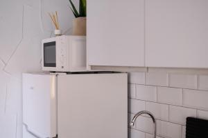 a microwave on top of a refrigerator in a kitchen at El Tablao in Jerez de la Frontera