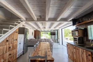 a kitchen with a long wooden table in a room at Villa El Desbarbado 