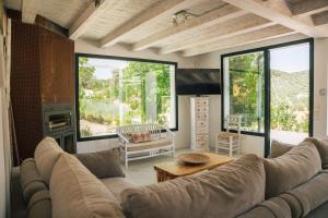 a living room with a large couch and a table at Villa El Desbarbado 