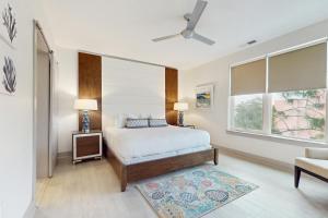 un dormitorio con una cama y una ventana en The Pointe 131, en Inlet Beach 28 fotos más