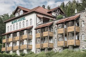 ein Gebäude mit Balkon auf der Seite in der Unterkunft Donna Burghotel am hohen Bogen in Neukirchen beim Heiligen Blut