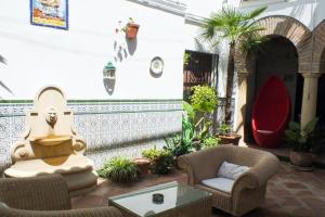 un patio con fontana, sedie e tavolo di Patio Cordobés a Cordoba Altre 24 foto