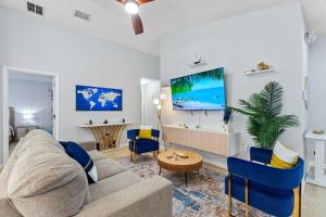 ヘインズ・シティにあるDreamy 3BR, Pool,Golf, Disney, Universal, Legolandのリビングルーム(ソファ、青い椅子付)