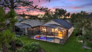 ヘインズ・シティにあるDreamy 3BR, Pool,Golf, Disney, Universal, Legolandの庭にある大きな温室の上空からの眺め