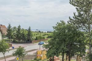 widok na ulicę z samochodem jadącym drogą w obiekcie Willa Groszek w Jastarni