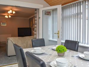 ein Esstisch und Stühle mit einer Tisch- und Stuhlplatte in der Unterkunft Garden Cottage in Nafferton