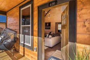 Voodi või voodid majutusasutuse Bearfoot Bungalow SHR - Sleeps 7 & Hot Tub toas