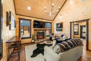 Televiisor ja/või meelelahutuskeskus majutusasutuses Bearfoot Bungalow SHR - Sleeps 7 & Hot Tub