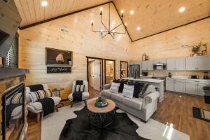 Köök või kööginurk majutusasutuses Bearfoot Bungalow SHR - Sleeps 7 & Hot Tub +18 fotot