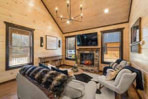 Televiisor ja/või meelelahutuskeskus majutusasutuses Bearfoot Bungalow SHR - Sleeps 7 & Hot Tub