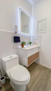 a white bathroom with a toilet and a sink at Narama 1 - Apartamento lujoso cerca del aeropuerto - Zona 13 de la Ciudad de Guatemala in Estación Pamplona +17 photos
