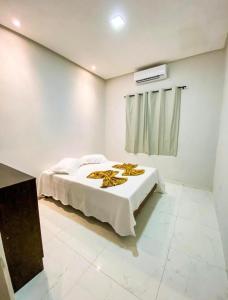 ein weißes Schlafzimmer mit einem Bett und einem Fenster in der Unterkunft Coracao do Meu Sertao Casa c Piscina e Ar in Piranhas