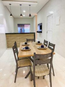 ein Holztisch und Stühle in einem Zimmer in der Unterkunft Coracao do Meu Sertao Casa c Piscina e Ar in Piranhas