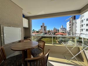 Balkón nebo terasa v ubytování Residencial Luize - Apto para 8 Pessoas na Praia de Palmas a 300m do mar